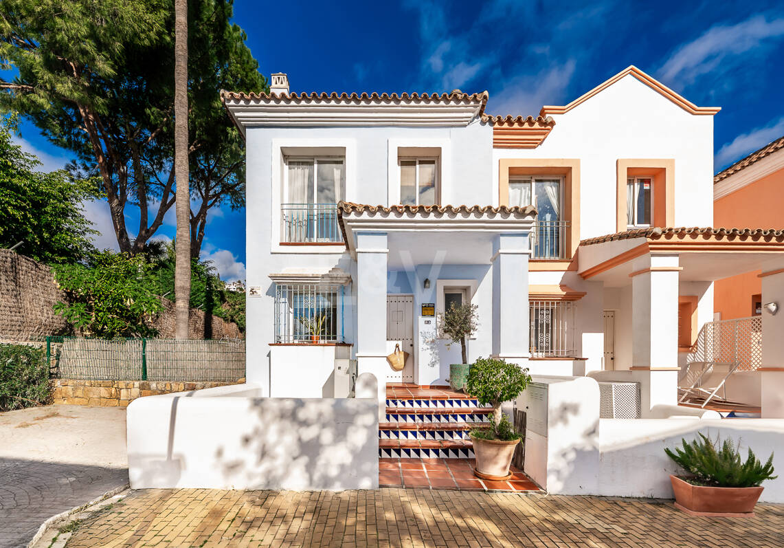 Corner Townhouse with Garden and Independent apartment in Nueva Andalucía