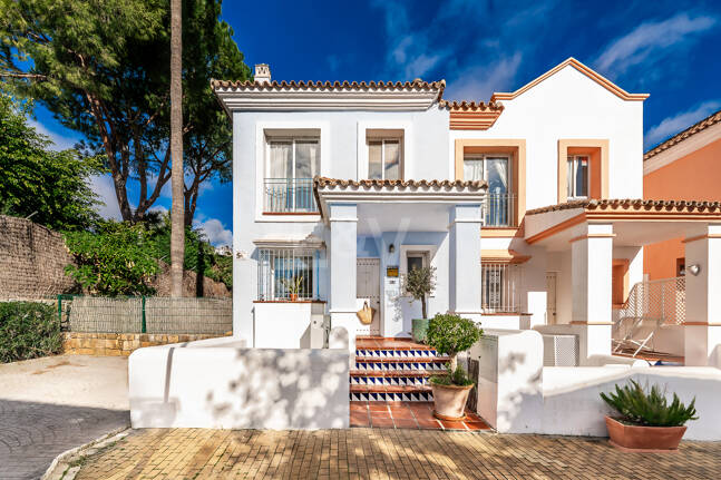 Corner Townhouse with Garden and Independent apartment