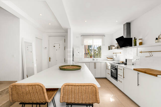 Corner Townhouse with Garden and Independent apartment