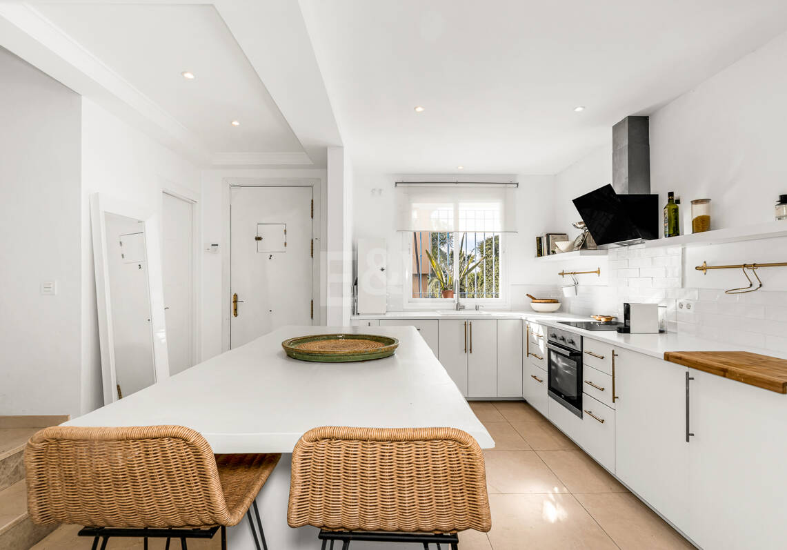 Corner Townhouse with Garden and Independent apartment in Nueva Andalucía