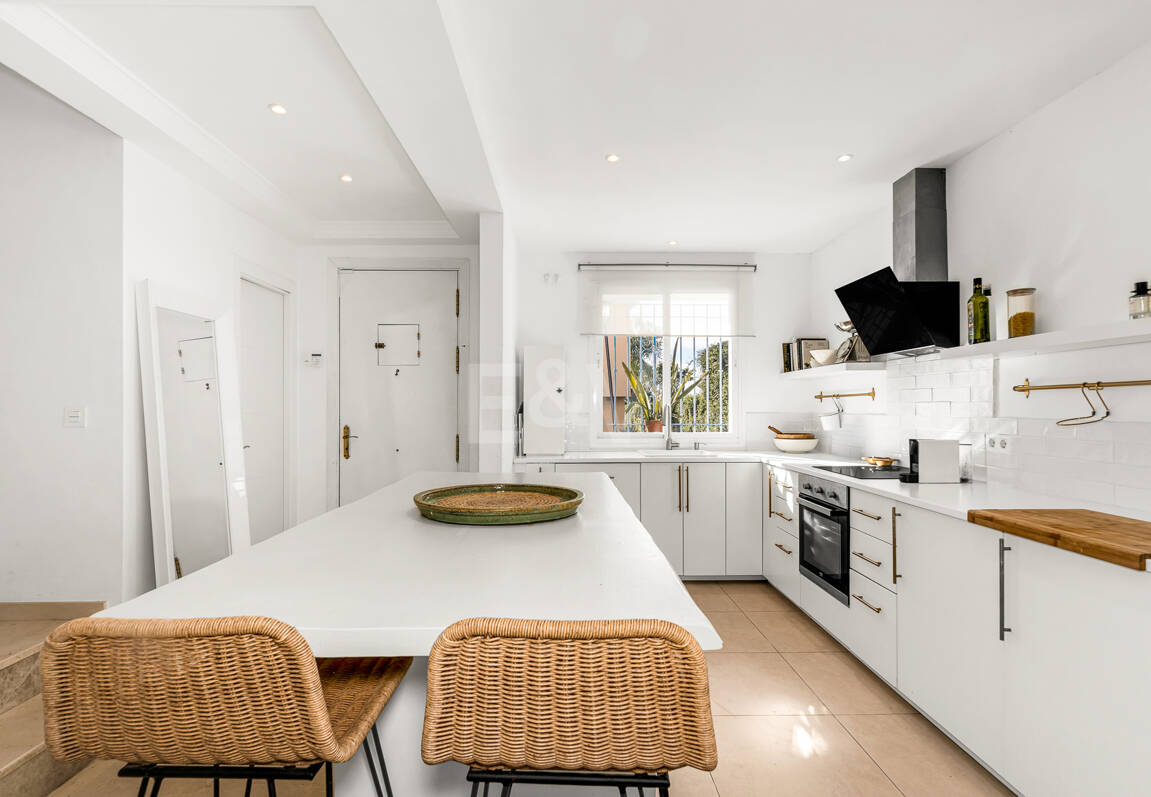 Corner Townhouse with Garden and Independent apartment