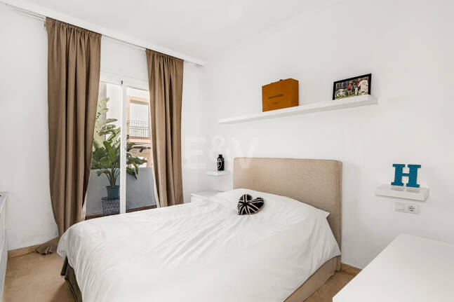 Corner Townhouse with Garden and Independent apartment