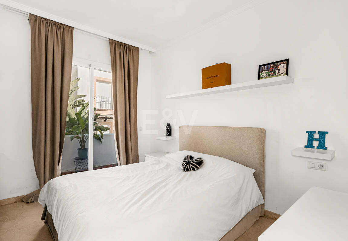 Corner Townhouse with Garden and Independent apartment