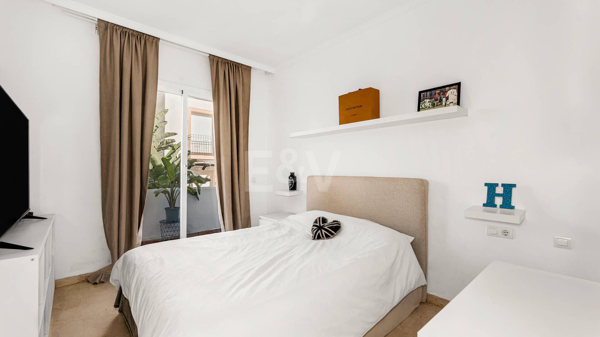 Corner Townhouse with Garden and Independent apartment