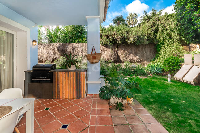 Corner Townhouse with Garden and Independent apartment