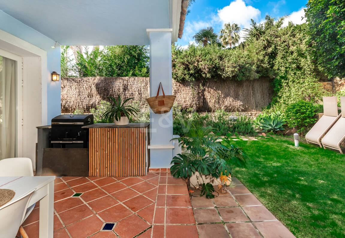 Corner Townhouse with Garden and Independent apartment