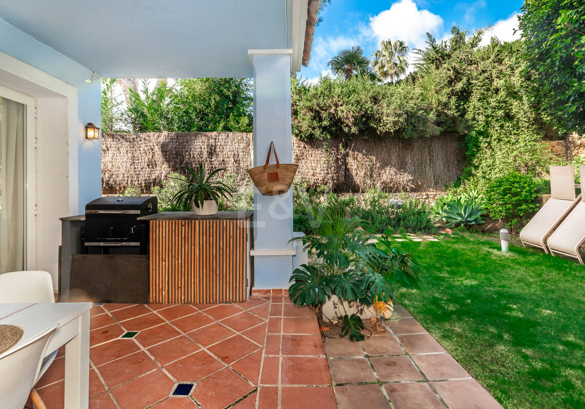 Corner Townhouse with Garden and Independent apartment in Nueva Andalucía