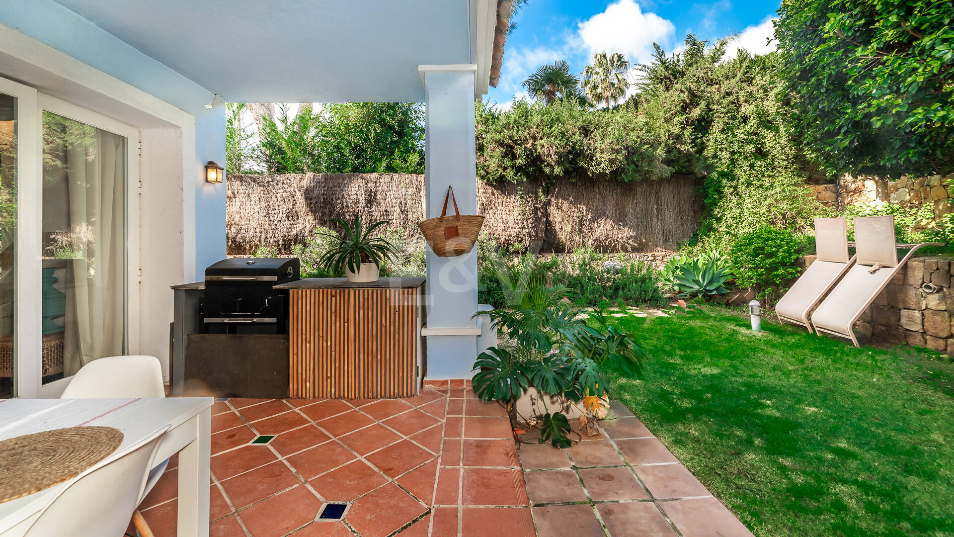 Corner Townhouse with Garden and Independent apartment