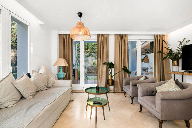 Corner Townhouse with Garden and Independent apartment