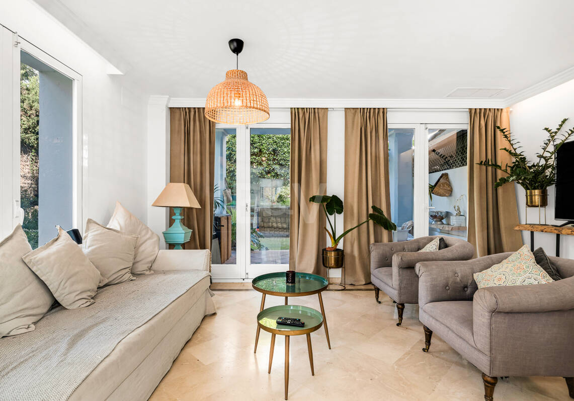 Corner Townhouse with Garden and Independent apartment in Nueva Andalucía