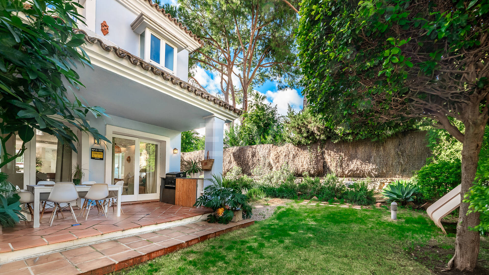 Corner Townhouse with Garden and Independent apartment