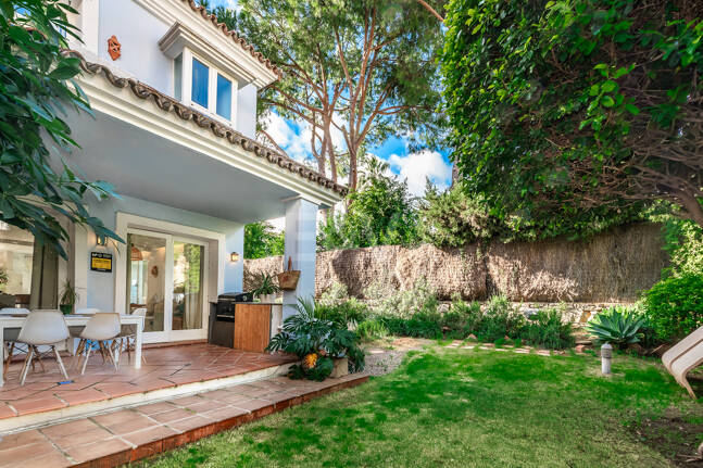 Corner Townhouse with Garden and Independent apartment