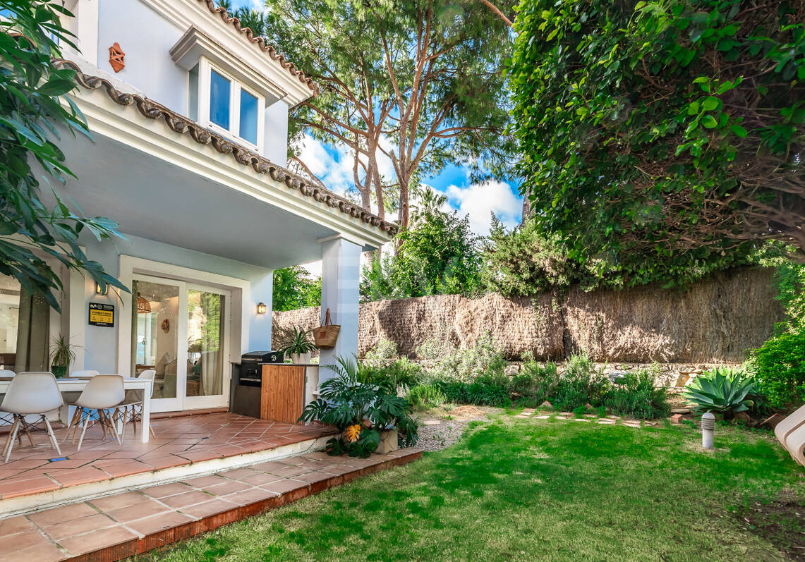Corner Townhouse with Garden and Independent apartment in Nueva Andalucía