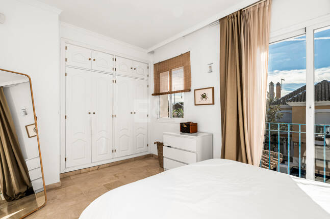 Corner Townhouse with Garden and Independent apartment