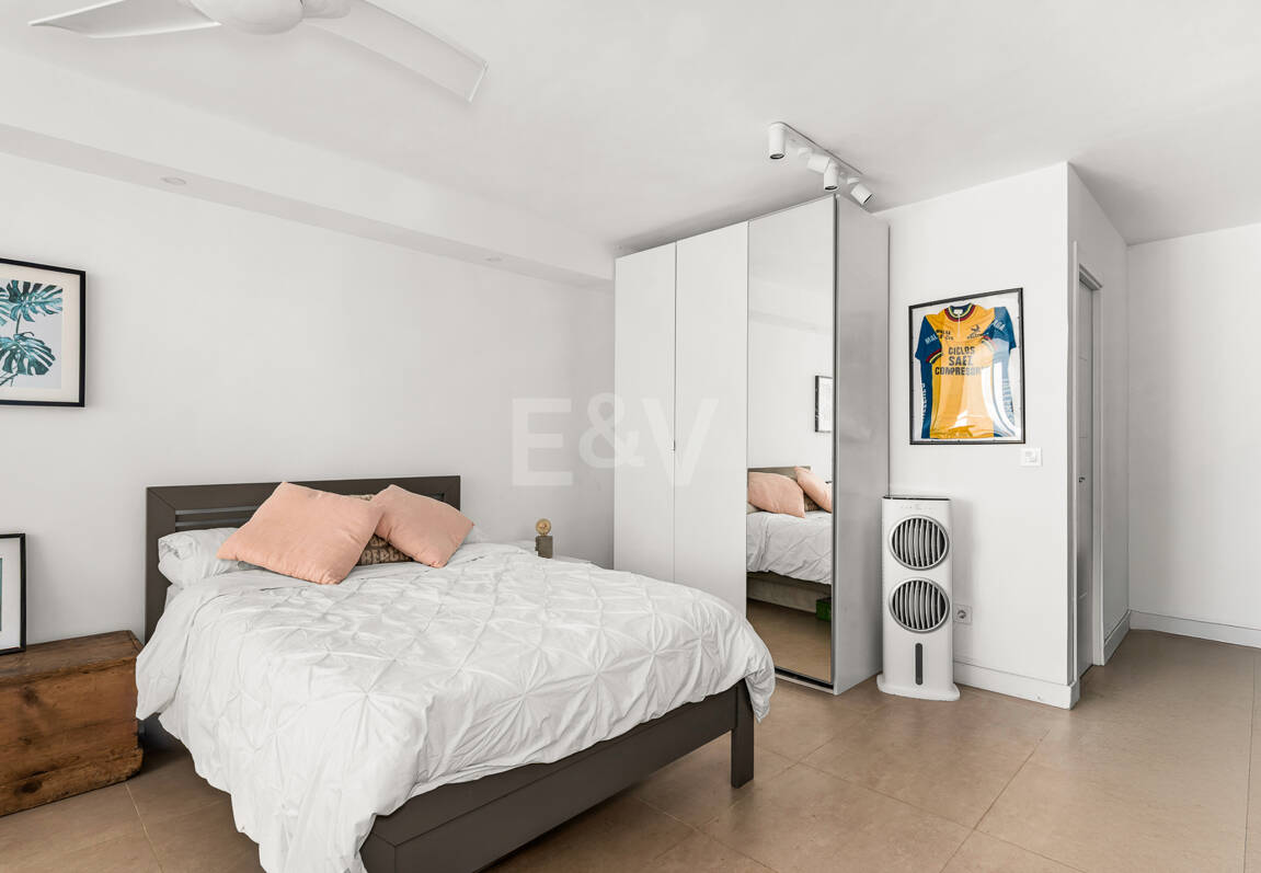 Corner Townhouse with Garden and Independent apartment