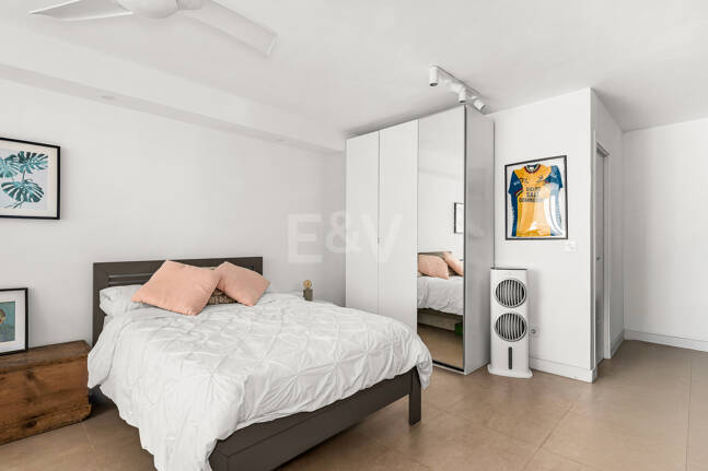 Corner Townhouse with Garden and Independent apartment