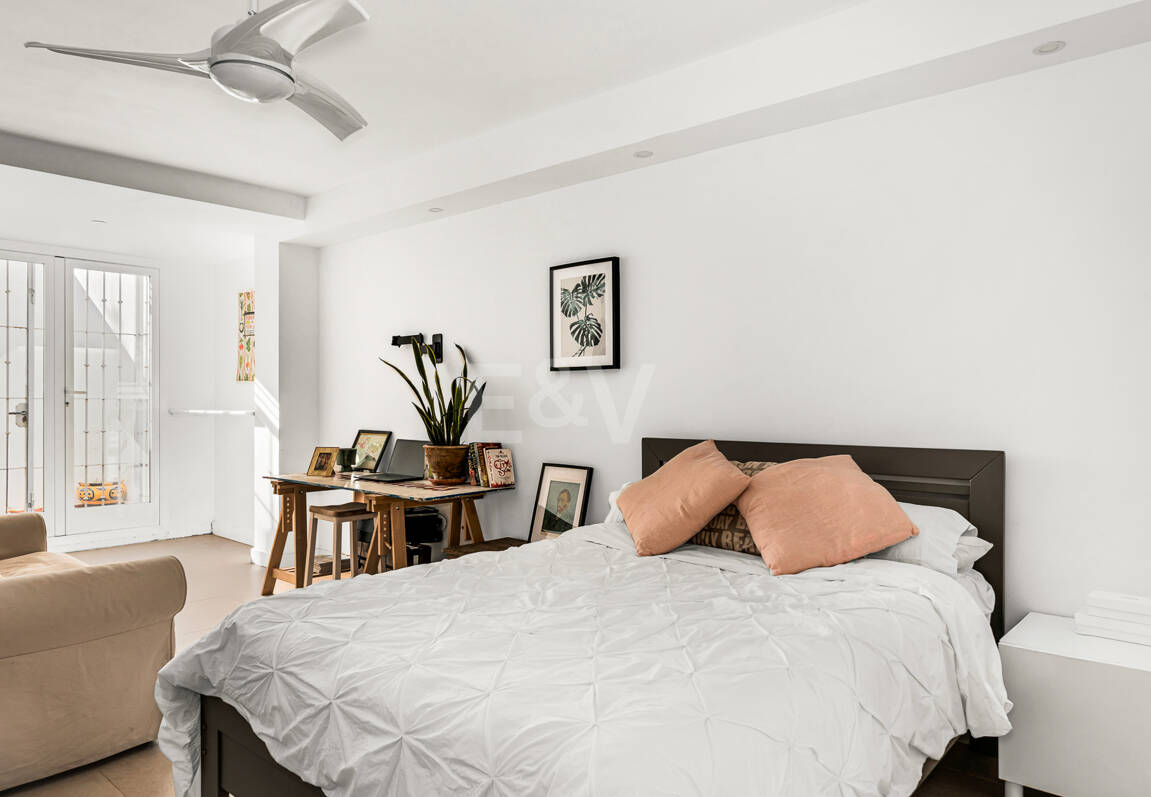 Corner Townhouse with Garden and Independent apartment