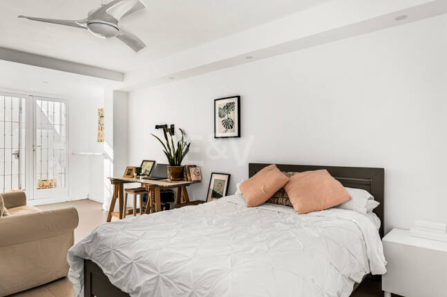 Corner Townhouse with Garden and Independent apartment