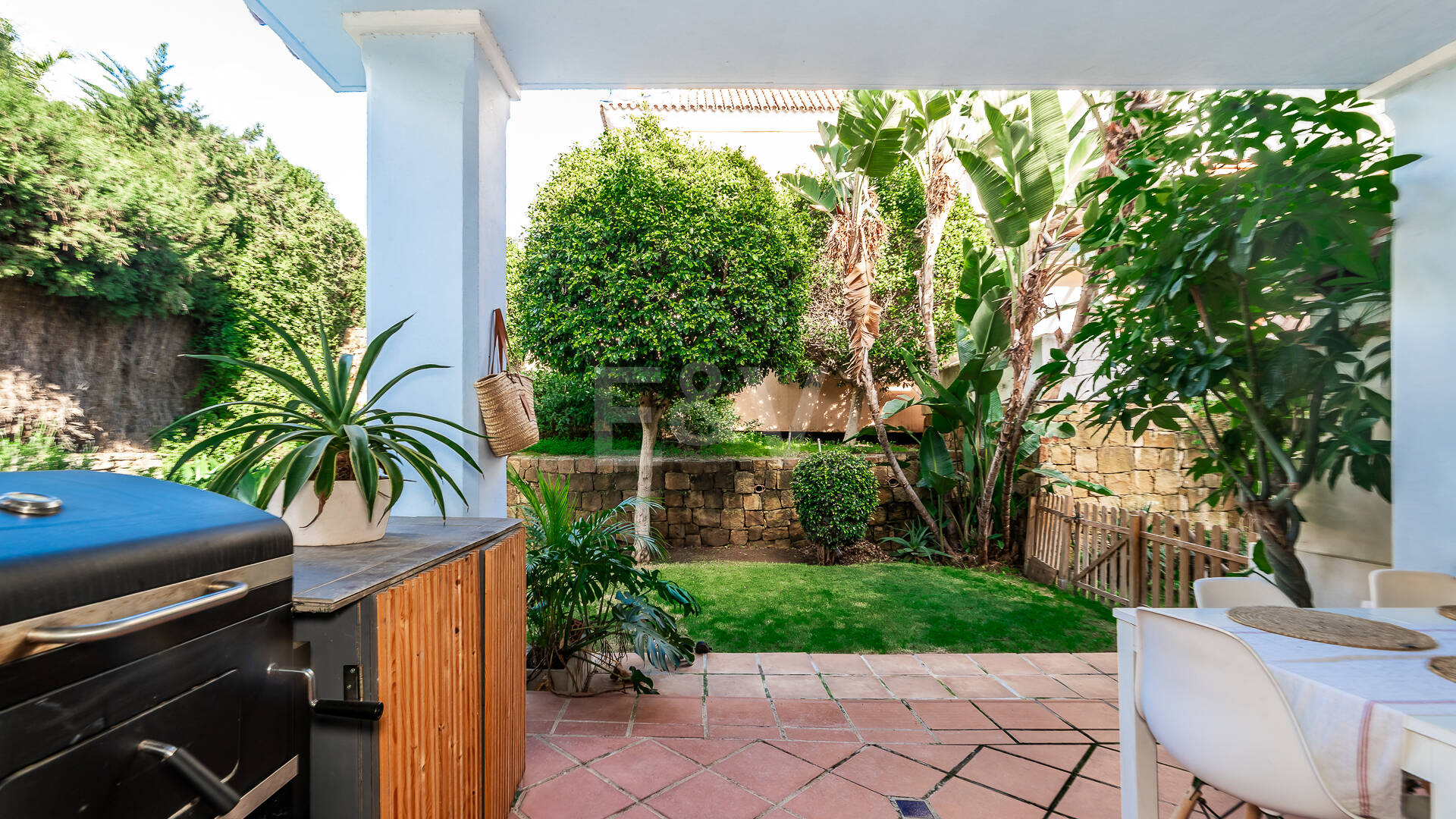 Corner Townhouse with Garden and Independent apartment