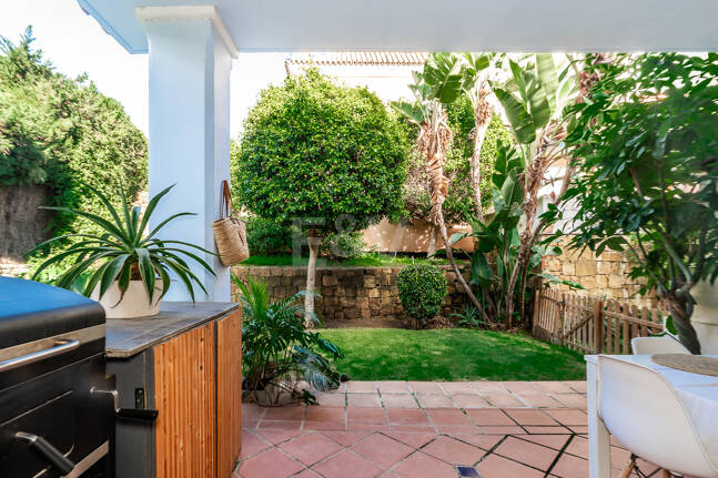 Corner Townhouse with Garden and Independent apartment