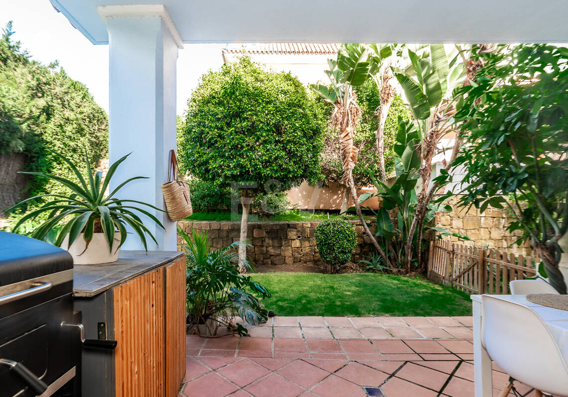 Corner Townhouse with Garden and Independent apartment in Nueva Andalucía