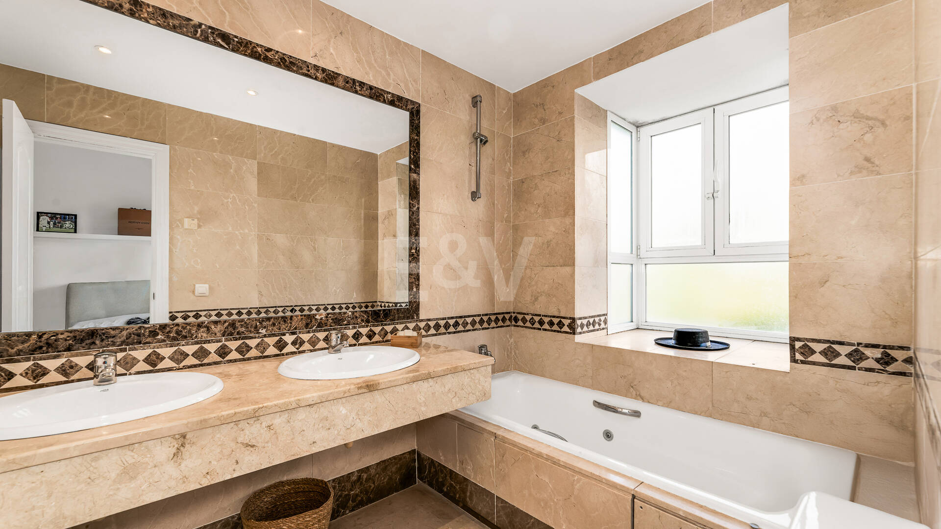 Corner Townhouse z ogrodem i Niezależnym apartamentem