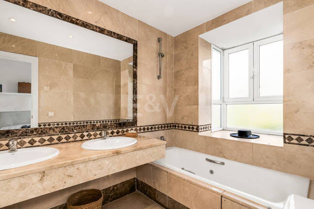 Corner Townhouse with Garden and Independent apartment