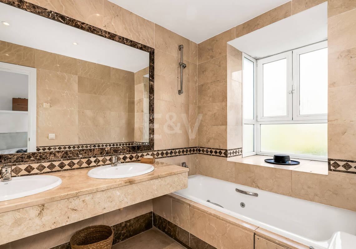 Corner Townhouse with Garden and Independent apartment in Nueva Andalucía