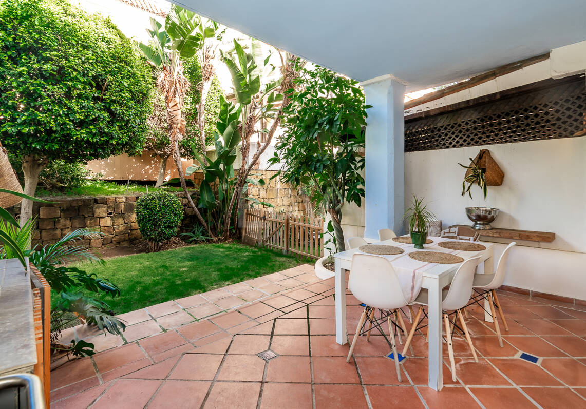 Corner Townhouse with Garden and Independent apartment in Nueva Andalucía