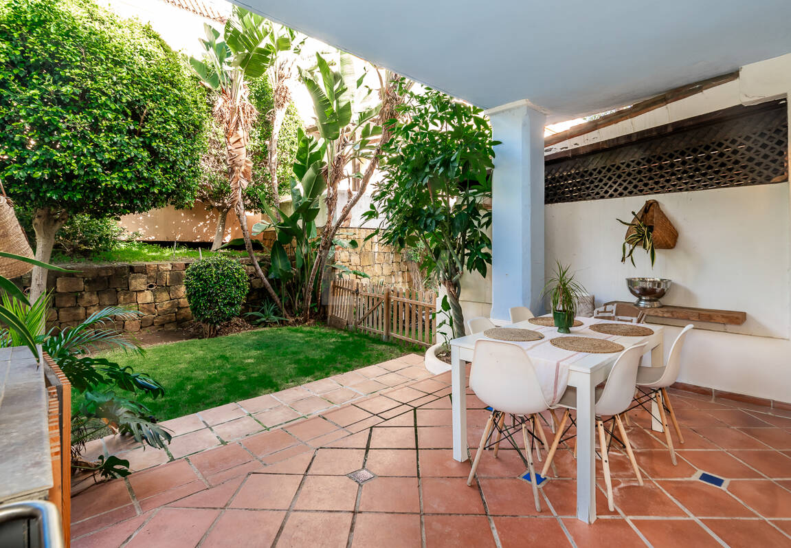 Corner Townhouse with Garden and Independent apartment