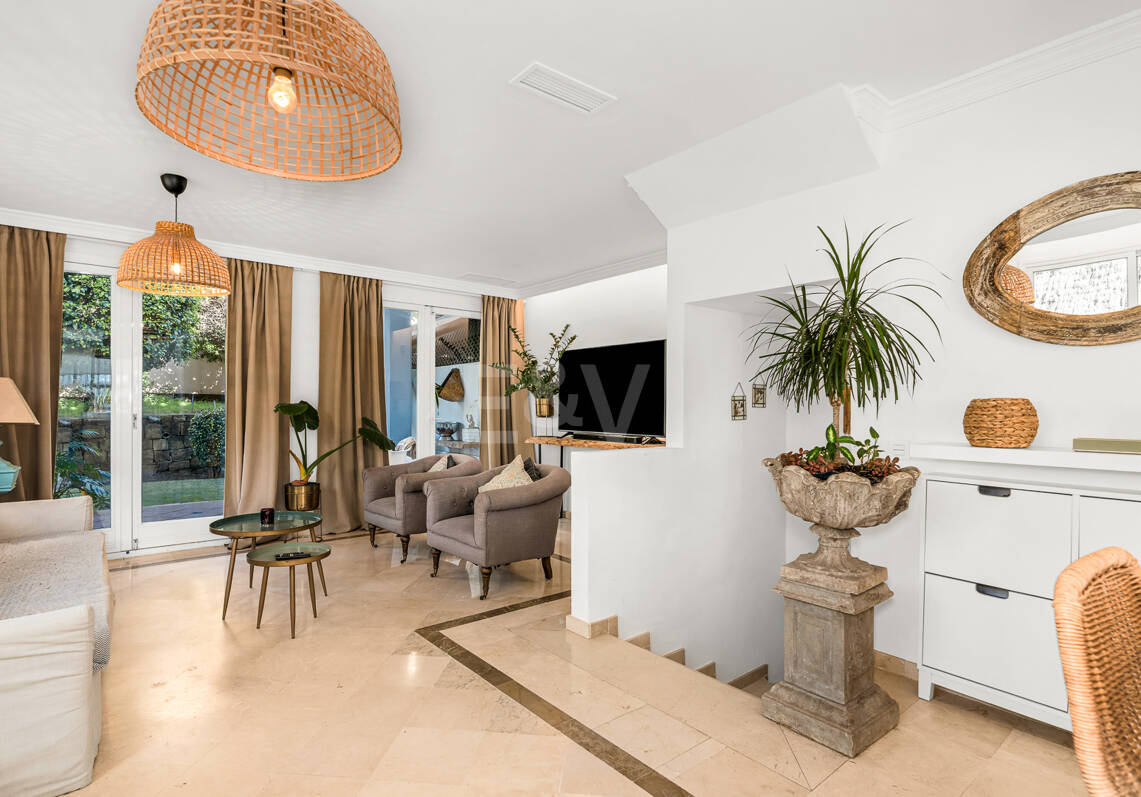 Corner Townhouse with Garden and Independent apartment in Nueva Andalucía
