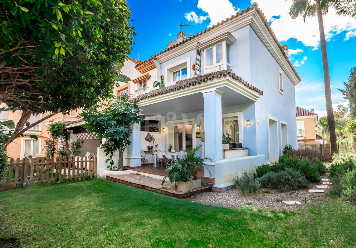 Corner Townhouse with Garden and Independent apartment in Nueva Andalucía