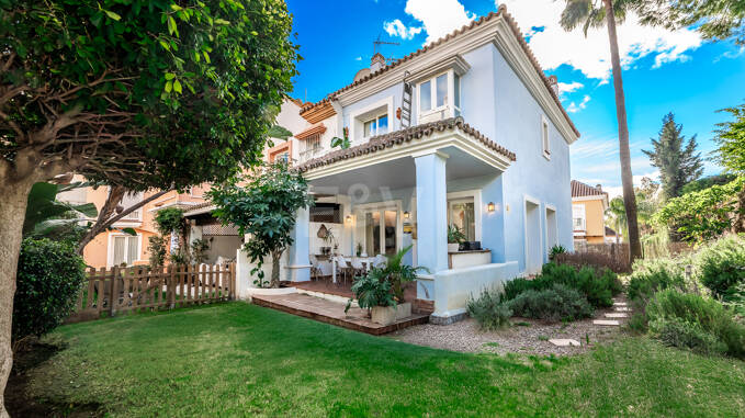 Eckreihenhaus mit Garten und eigenständiger Wohnung in Nueva Andalucía