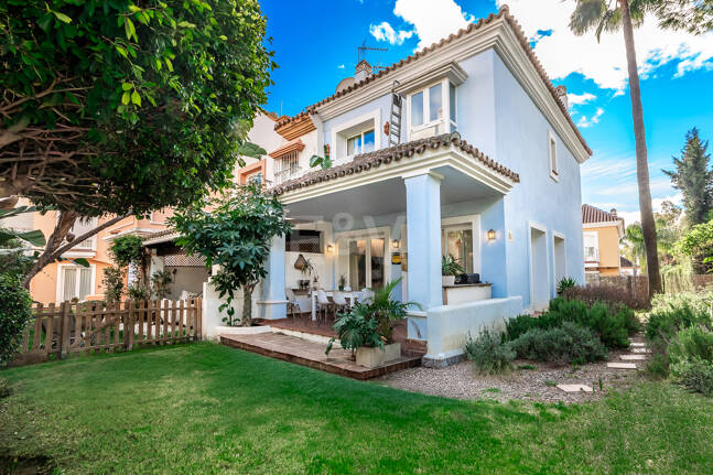 Corner Townhouse with Garden and Independent apartment