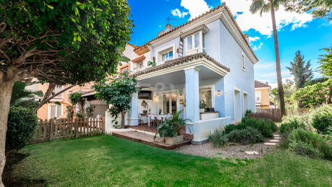 Corner Townhouse with Garden and Independent apartment