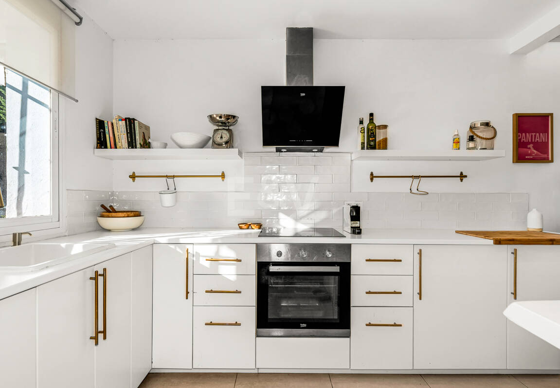 Corner Townhouse with Garden and Independent apartment