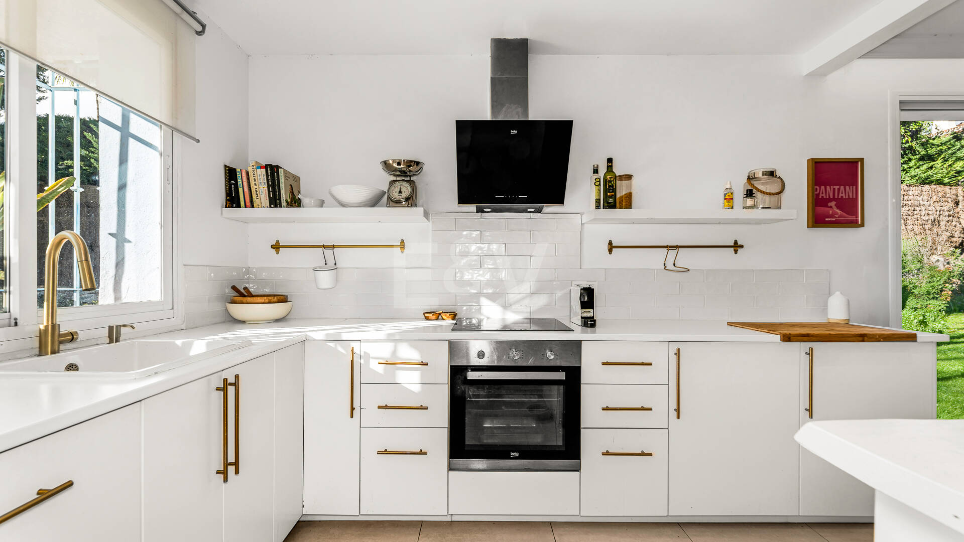 Corner Townhouse with Garden and Independent apartment