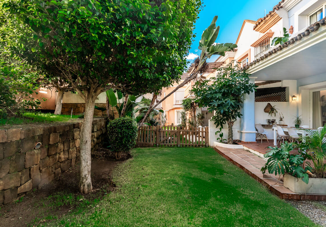 Corner Townhouse with Garden and Independent apartment in Nueva Andalucía