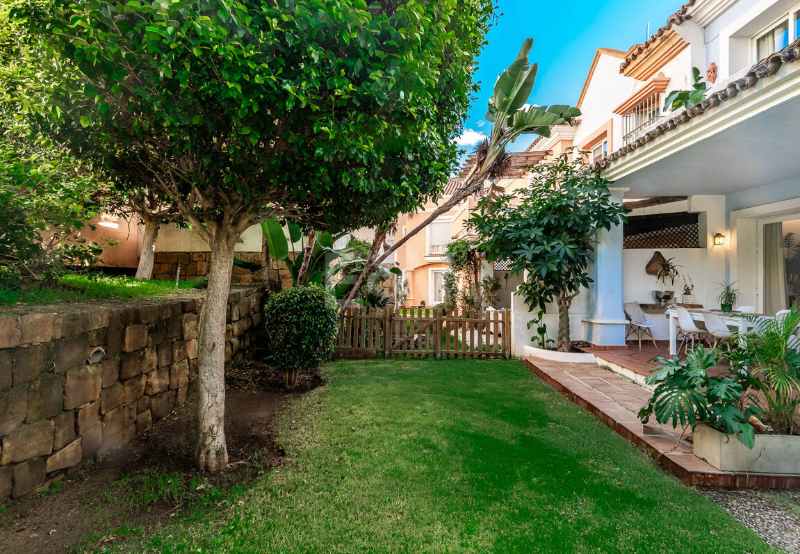 Corner Townhouse with Garden and Independent apartment