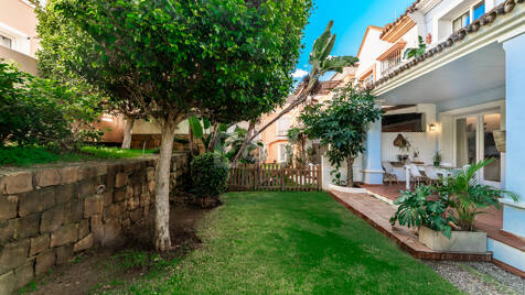 Corner Townhouse with Garden and Independent apartment