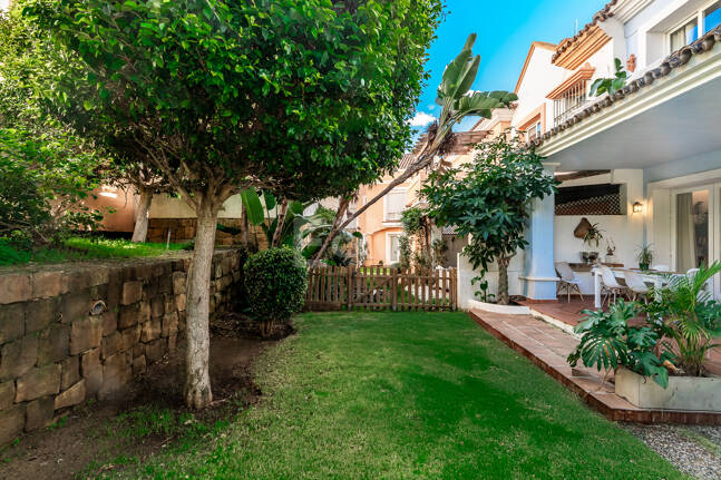 Corner Townhouse with Garden and Independent apartment