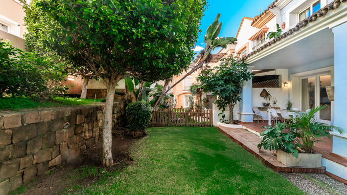Eckreihenhaus mit Garten und eigenständiger Wohnung in Nueva Andalucía