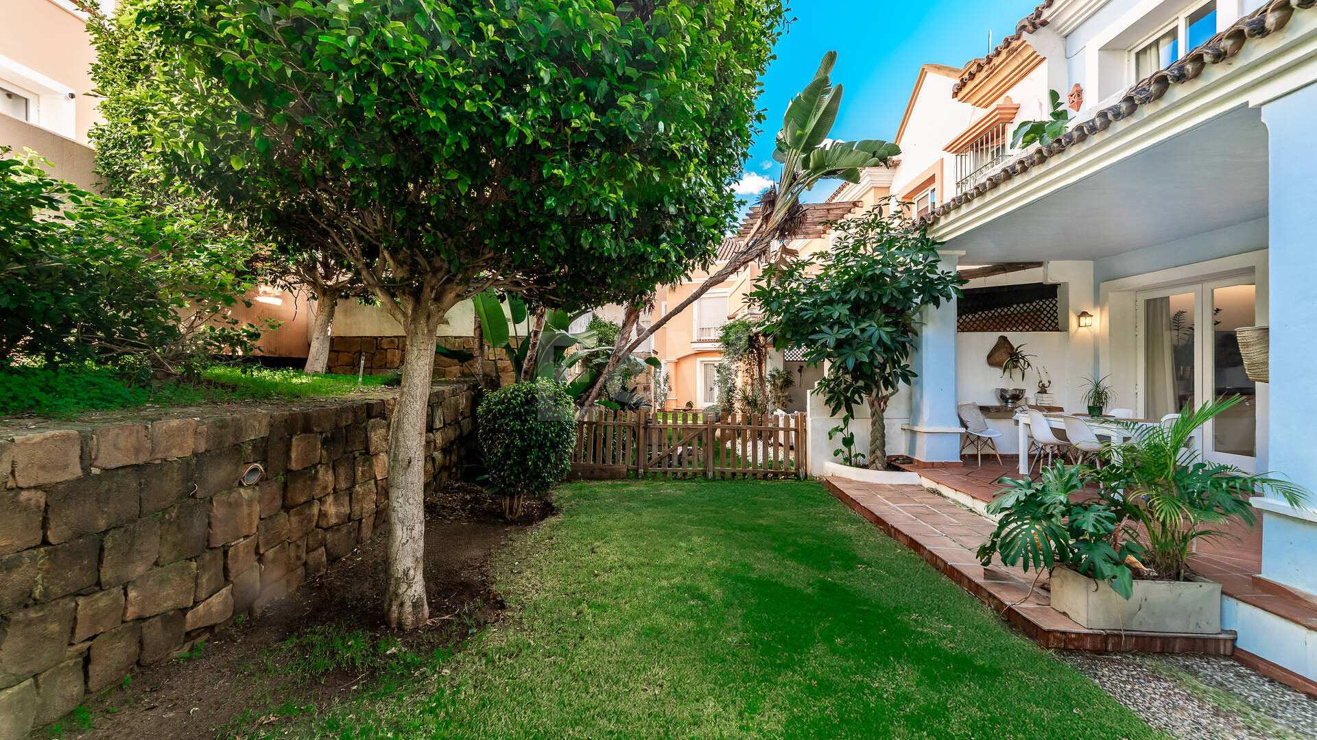 Corner Townhouse with Garden and Independent apartment