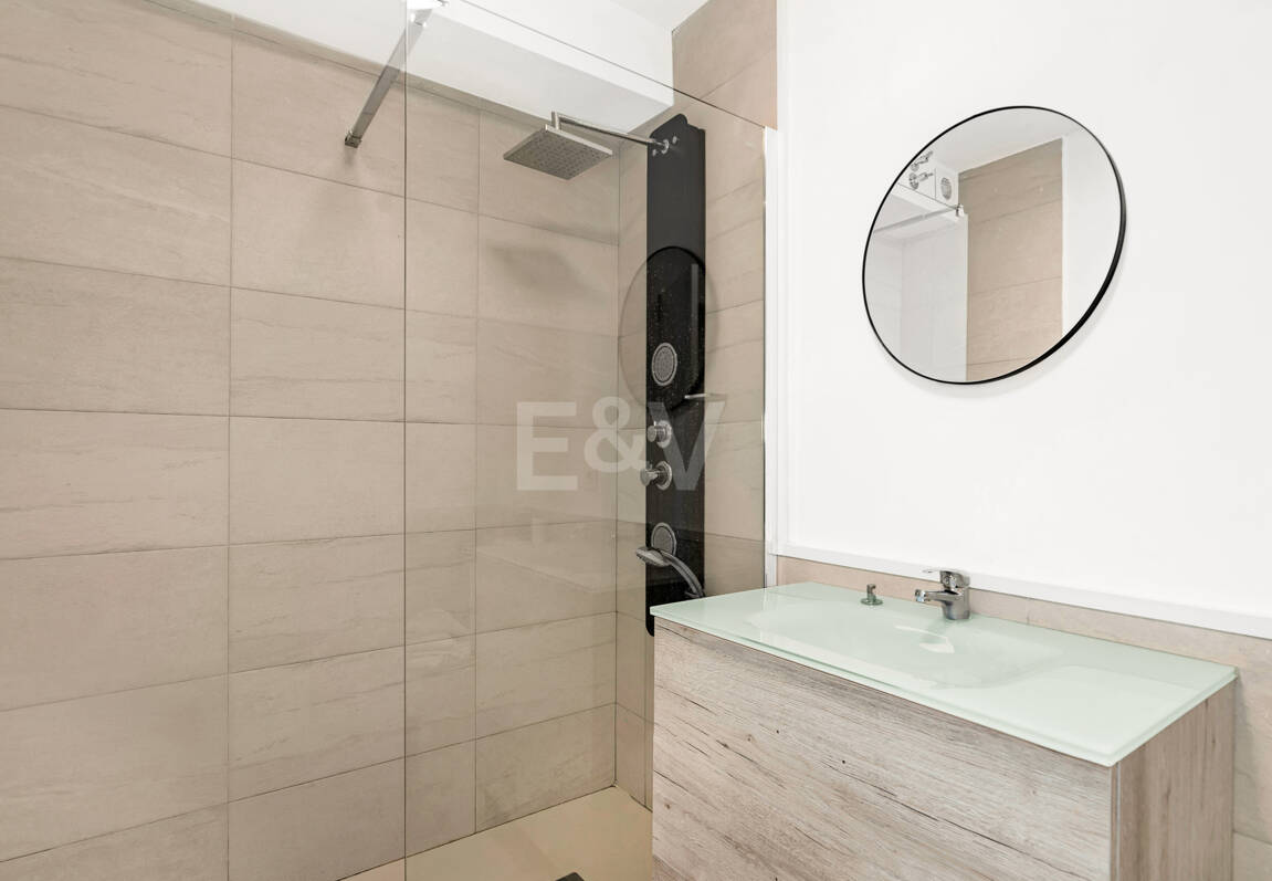 Corner Townhouse with Garden and Independent apartment