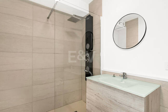 Corner Townhouse with Garden and Independent apartment