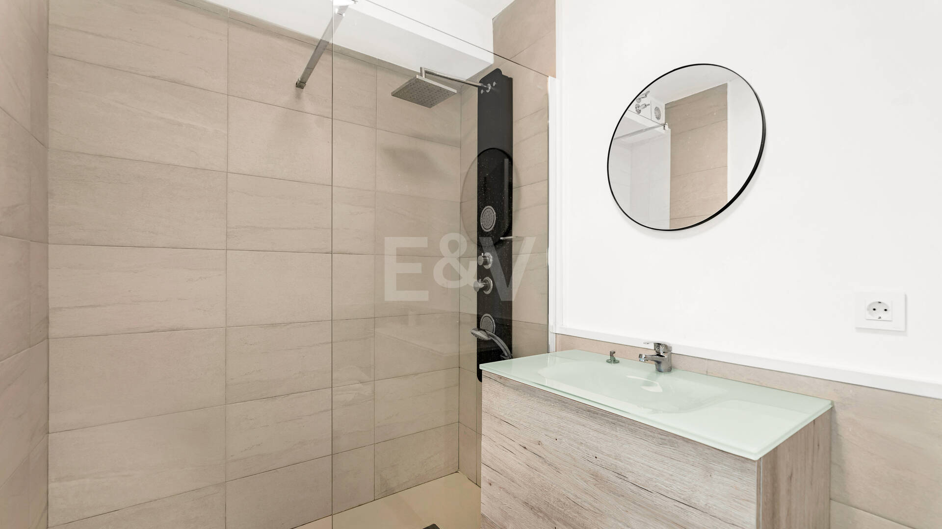 Corner Townhouse with Garden and Independent apartment