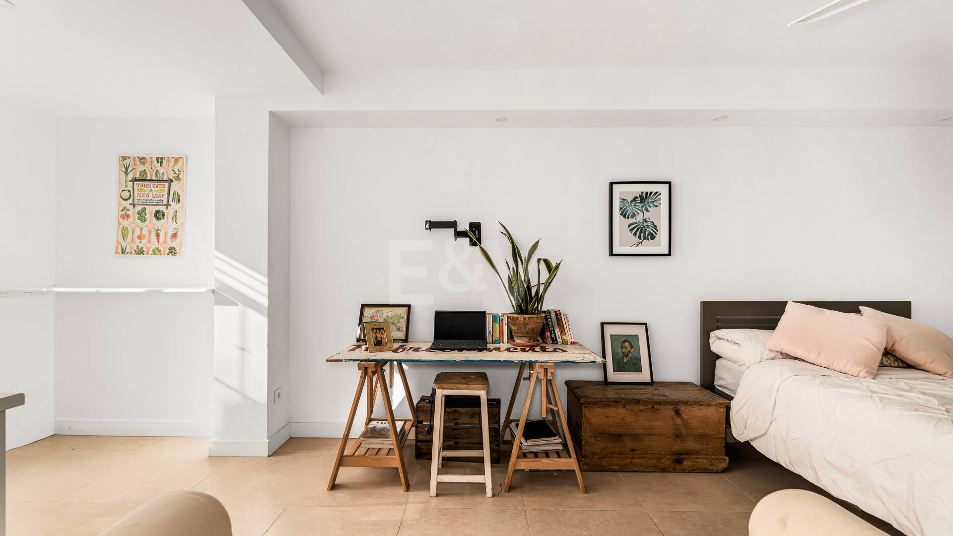 Corner Townhouse with Garden and Independent apartment