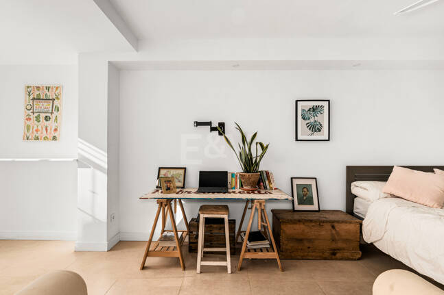 Corner Townhouse with Garden and Independent apartment