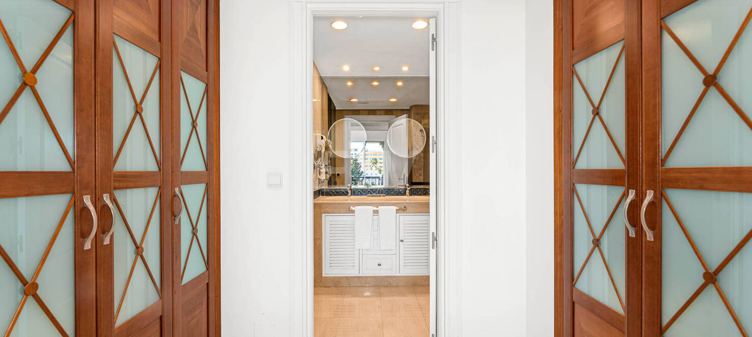 Apartamento en primera línea de playa en la Milla de Oro con impresionantes vistas