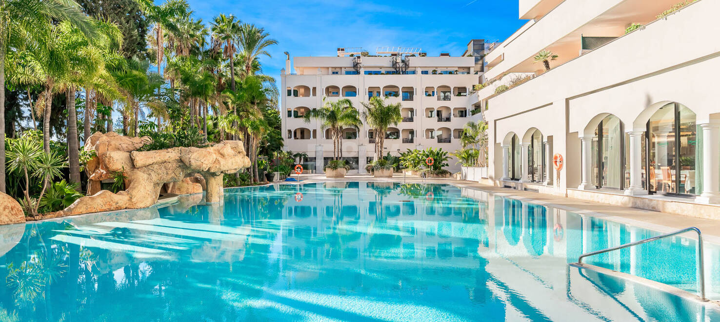 Apartamento en primera línea de playa en la Milla de Oro con impresionantes vistas